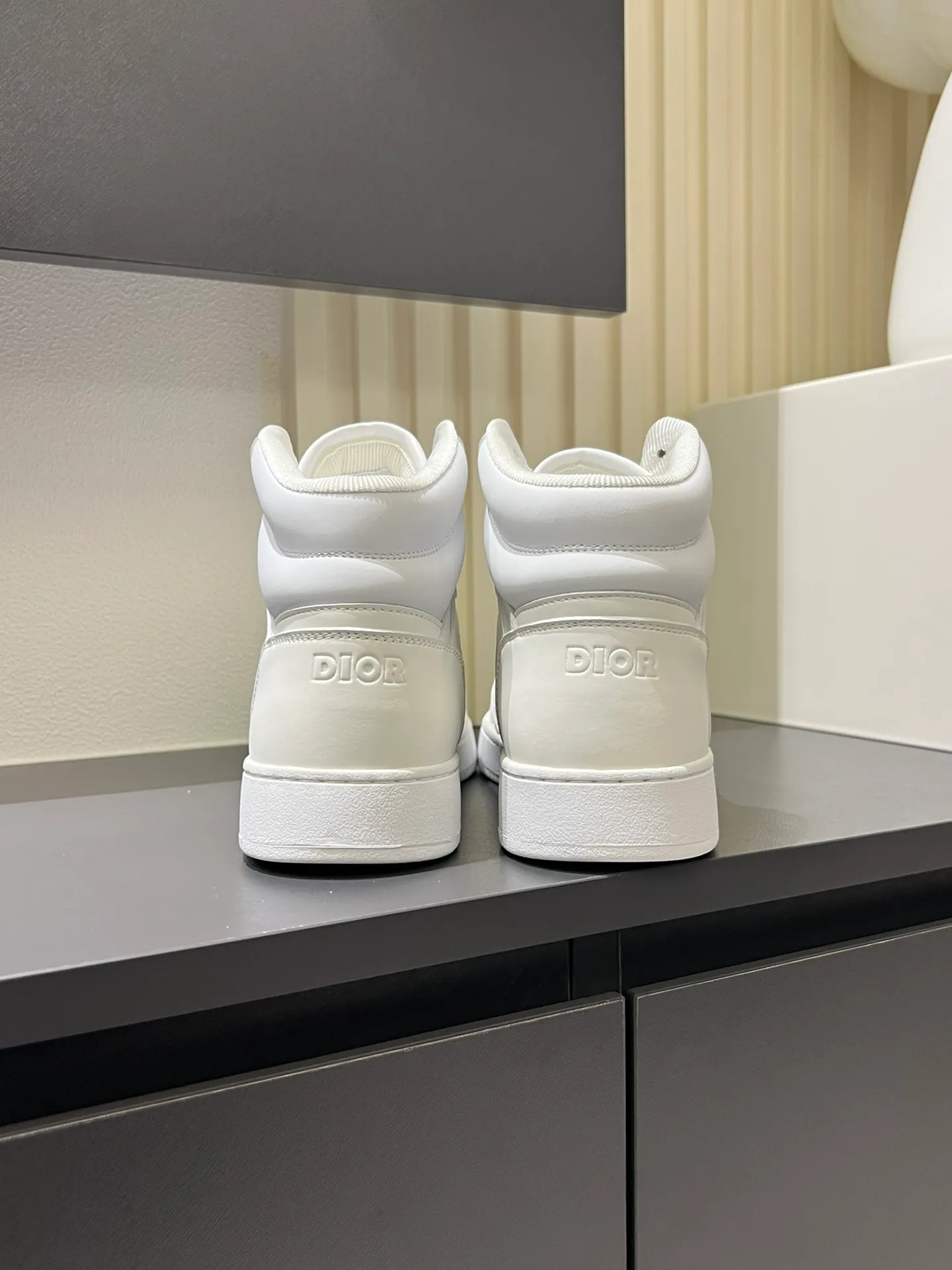 Men's shoes 💰p460 "Dio*" mid-top B27 casual sneakers. This B27 high-top sneaker is a new product in the series and continues Di*r's classic style. Crafted from gray and white smooth calf leather with beige and black Oblique print panels on the sides. The "CD Icon" shaped shoelace eyelets are clever and delicate, and the two-color rubber sole, rear collar and heel are all equipped with the brand's iconic details to enhance the style. Oblique printed straps at the ankle allow for an adjustable fit to complement the overall design. Fashionable and versatile, it can complement any look. Create an exquisite design with unique dynamic vitality and modern atmosphere, presented in low-top and high-top styles. This new must-have shoe adds a new dimension to Dior's archive heritage, embodying modern elegance. Purchase the original version and make it 1:1. If you need top quality, please come to me! Male 38-44!